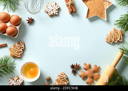 Weihnachten Background mit Cookies und Zutaten auf blauem Hintergrund. Speicherplatz kopieren. Blick von oben. Stockfoto