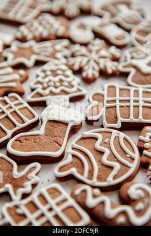 Zusammensetzung der köstliche Lebkuchen Cookies in verschiedenen Weihnachten Symbole geformt Stockfoto