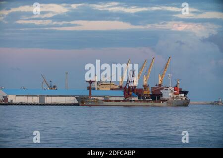 Tripolis, Libyen - 25. November 2020: Containerschiffe mit Ladekranen im Hafen von Tripolis Stockfoto