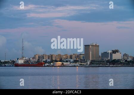 Tripolis, Libyen - 25. November 2020: Stadt und Hafen der Hauptstadt von Libyen, Tripolis Stockfoto