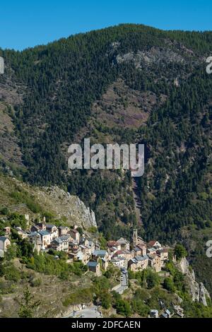Frankreich, Alpes Maritimes, Mercantour Nationalpark, das Dorf Roubion hängt am Hang unter den Felsen, über dem Tinee-Tal Stockfoto