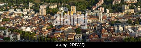 Frankreich, Hautes Alpes, Gap, Panoramablick auf die Stadt vom Hügel von Puymaure und den Ausläufern des Hügels von Molines Stockfoto