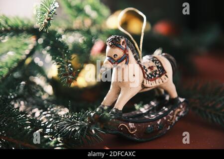 Weihnachten-Komposition mit Holzspielzeug Schaukelpferd Stockfoto