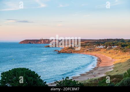 Frankreich, Cotes d'Armor, Frehel, Pleherel-Plage, Sables d Strand, Frehel Cape im Hintergrund Stockfoto