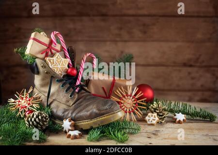 Deutsche Tradition, die Schuhe am Nikolaus- oder Nikolaus-Tag am 6. Dezember vor die Tür zu stellen, um sie mit Leckereien zu füllen, hier eine alte Wanderung Stockfoto