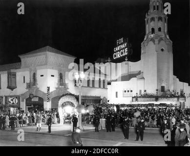 Hollywood Premiere im Carthay Circle Theatre Los Angeles on Freitag 13. März 1931 von NORMA SHEARER ROBERT MONTGOMERY und NEIL HAMILTON IN STRANGERS MAY KISS 1931 REGISSEUR GEORGE FITZMAURICE Metro Goldwyn Mayer Stockfoto