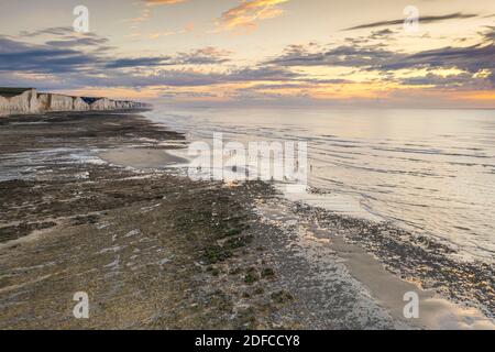 Frankreich, Somme (80), Ault, Sonnenuntergang auf den Klippen (Luftaufnahme) Stockfoto