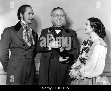 FREDRIC MÄRZ CHARLES LAUGHTON hält seinen Oscar / Academy Award Für den besten Darsteller von 1933 und NORMA SHEARER am Set Offen während der Dreharbeiten der BARRETTS DER WIMPOLE STREET 1934 regisseur SIDNEY FRANKLIN spielt Rudolph Besier Metro Goldwyn Mayer Stockfoto