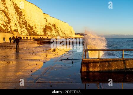 The Undercliff Walk in Rottingdean, East Sussex, Großbritannien. Stockfoto