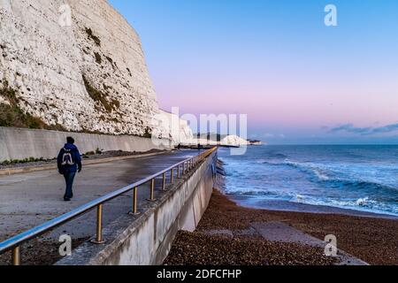 The Undercliff Walk in Rottingdean bei Brighton, East Sussex, Großbritannien. Stockfoto