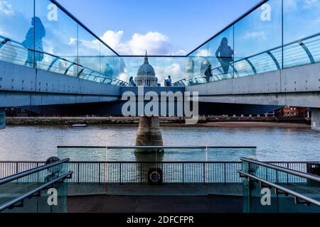 Die Millennium Bridge, London, UK Stockfoto