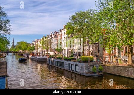 Typische Gebäude und Kanal in Amsterdam, Niederlande Stockfoto