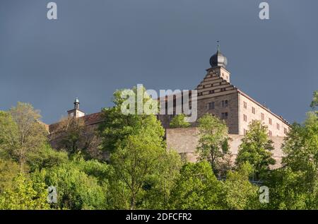 Die Plassenburg ist eine von Biegungen der Renaissancezeit umgebene Höhenburg über die oberfränkische Stadt Kulmbach. Stockfoto