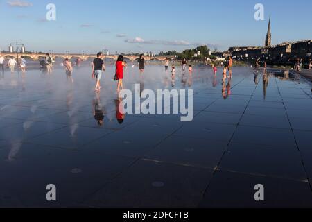 REFLEKTIERENDER POOL, 130 METER LANG UND 42 METER BREIT, KAI DER GARONNE GEGENÜBER DEM PLACE DE LA BOURSE, DER BEVORZUGTE ORT FÜR EINEN SPAZIERGANG, 33000 BORDEAUX, (33) GIRONDE, NOUVELLE AQUITAINE, FRANKREICH Stockfoto