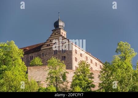 Die Plassenburg ist eine von Biegungen der Renaissancezeit umgebene Höhenburg über die oberfränkische Stadt Kulmbach. Stockfoto