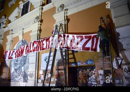 Rom, Italien. Dezember 2020. Aktivisten hängen ein Banner Kredit: Independent Photo Agency/Alamy Live News Stockfoto