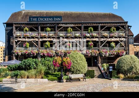 Das Dickens Inn, St Katharine Docks, London, UK Stockfoto