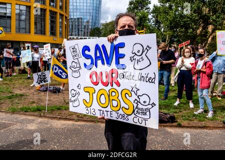 In der Tate Modern Art Gallery, London, Großbritannien, protestieren Menschen gegen Stellenabbau Stockfoto