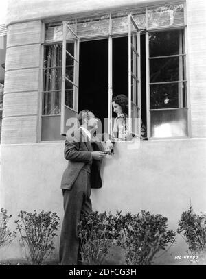 LESLIE HOWARD und NORMA SHEARER posieren offen im MGM Studio Viel Pre-Publicity für ROMEO UND JULIA 1936 Regisseur GEORGE CUKOR Spielen William Shakespeare Kostüme Adrian und Oliver Messel Produzent Irving Thalberg Metro Goldwyn Mayer Stockfoto