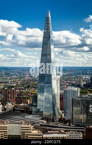 Eine erhöhte Ansicht des Shard Building und der London Bridge Station, Southwark, London, Großbritannien. Stockfoto