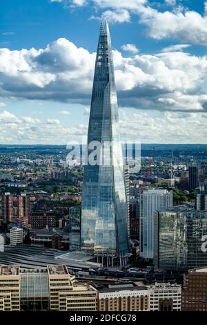 Eine erhöhte Ansicht des Shard Building und der London Bridge Station, Southwark, London, Großbritannien. Stockfoto