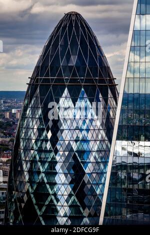 Eine Luftaufnahme von 30 St Mary Axe auch bekannt als ‘The Gherkin’, The City of London, London, UK. Stockfoto