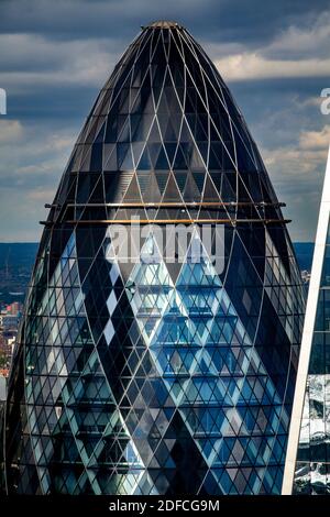 Eine Luftaufnahme von 30 St Mary Axe auch bekannt als ‘The Gherkin’, The City of London, London, UK. Stockfoto