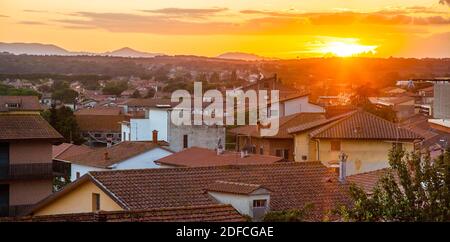 Sonnenuntergang über den Dächern von Castiglione del Lago Perugia Umbria Italien Stockfoto