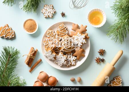 Weihnachts Lebkuchen Kekse auf blau. Frohe Weihnachten und ein glückliches neues Jahr Background. Flache Lay-Optik. Stockfoto