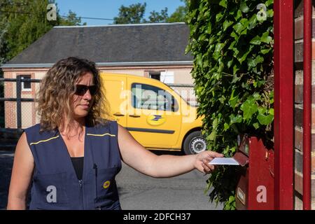 MAILWOMAN AUF IHREN RUNDEN, POST, POST, EURE, NORMANDIE, FRANKREICH, EUROPA Stockfoto