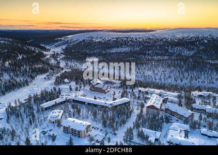 Luftaufnahme des Wintertouristenorts Saariselka während des Wintersonnenaufgangs, Inari, Lappland, Finnland Stockfoto