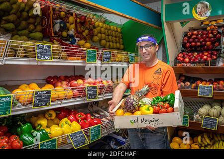 HASSAN IN SEINEM LEBENSMITTELGESCHÄFT VOR DEM OBST- UND GEMÜSESTAND, EURE, NORMANDIE, FRANKREICH, EUROPA Stockfoto