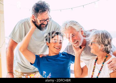 Gruppe von kaukasischen Familie Menschen alle zusammen haben Spaß und Genießen Sie gemischte Generationen und Jahre alt von Teenager bis Erwachsene Und Senior im Ruhestand - Konzept o Stockfoto