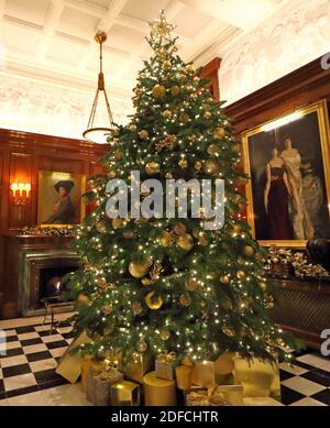 London, Großbritannien. Dezember 2020. Weihnachtsbaum im Foyer des Hotels Savoy.das Hotel Savoy hat eine neue Weihnachts-Charity-Initiative eröffnet - Festliche Wünsche. Das Savoy, das mit der Präsentation seiner berühmten Weihnachtsdekoration ins Leben gerufen wurde, wird dem Gast die Wohltätigkeitsorganisationen „Hospitality Action“ und „The Connection at St. Martin in the Fields“ schenken und damit zwei wichtige Wohltätigkeitsorganisationen unterstützen. Kredit: SOPA Images Limited/Alamy Live Nachrichten Stockfoto