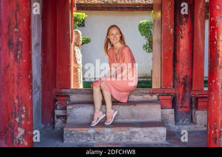 Frau Tourist im Tempel der Literatur in Hanoi in Südostasien, Vietnam. Konfuzius-Tempel in vietnamesischer Hauptstadt. Vietnam wird danach wieder eröffnet Stockfoto