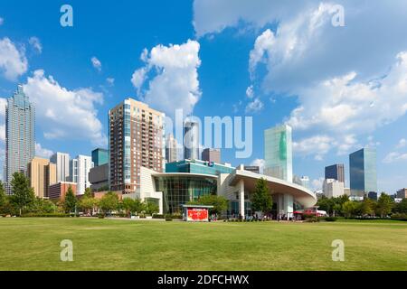 Atlanta, Georgia, United States - World of Coca Cola und Skyline von Gebäuden in der Innenstadt von Atlanta. Stockfoto