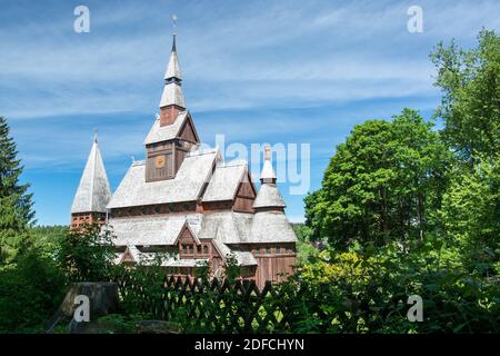 Die Gustav-Adolf-Stabkirche ist eine Stabkirche im Goslarer Stadtteil Hahnenklee-Bockswiese im Harz. Der Bau ist eine freie Ausbildung der Stabkirche Stockfoto