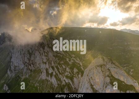 Nebliger Sonnenuntergang über den felsigen Gipfeln von Santis und Saxer Lucke, Luftaufnahme, Kanton Appenzell, Alpsteinkette, Schweiz Stockfoto