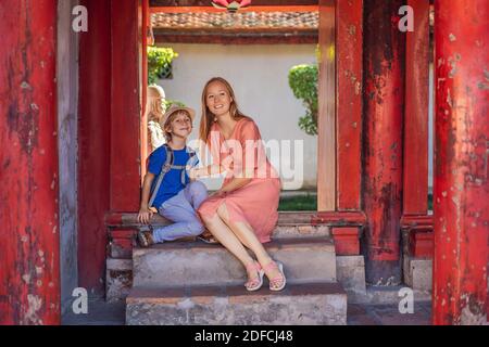 Mutter und Sohn Touristen im Tempel der Literatur in Hanoi in Südostasien, Vietnam. Konfuzius-Tempel in vietnamesischer Hauptstadt. Vietnam wird danach wieder eröffnet Stockfoto