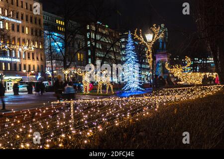 Helsinki, Finnland 30. November 2020 Nacht Stadt zu Weihnachten. Hochwertige Fotos Stockfoto