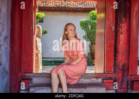 Frau Tourist im Tempel der Literatur in Hanoi in Südostasien, Vietnam. Konfuzius-Tempel in vietnamesischer Hauptstadt. Vietnam wird danach wieder eröffnet Stockfoto