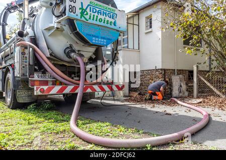 ENTLEERUNG UND REINIGUNG DER KLÄRGRUBE DURCH ASPIRATION, SANITÄR, RUGLES, FRANKREICH Stockfoto