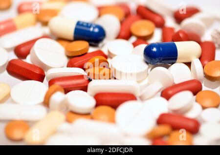 Mischung von verschreibungspflichtigen Medikamenten: Pillen, Tabletten, Kapseln Stockfoto