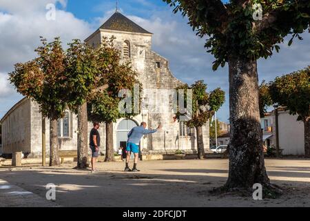 VOR DER KIRCHE, BEFESTIGTE STADT BROUAGE, CHARENTE-MARITIME, FRANKREICH Stockfoto