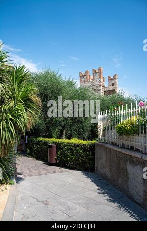 Sirmione ist eine italienische Ortschaft am Südufer des Gardasees und Technologie zur Provinz Brescia in der italienischen Region Lombardei. Stockfoto