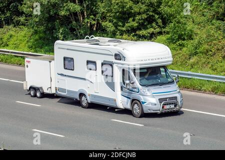 Ducato Savannah Wohnwagen und Wohnmobile, Wohnmobil auf britischen Straßen, Wohnmobil Freizeitfahrzeug, Familienurlaub, Caravanette Urlaub, Touring Caravan Urlaub, van Umbauten, Vanagon autohome, Leben auf der Straße Stockfoto