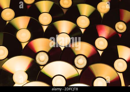 Stilvoller Hintergrund von CDs. Musik- und Technikkonzept. Stockfoto