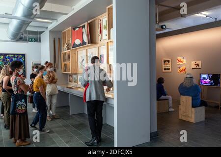 GRUPPENFÜHRUNG MIT MASKE DES INTERNATIONALEN MUSEUMS FÜR WANDTEPPICHE, AUBUSSON, CREUSE, FRANKREICH Stockfoto