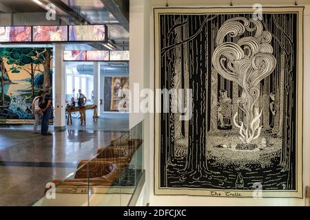 WEBEN INSPIRIERT VON EINER ILLUSTRATION AUS DEM HOBBIT DES KÜNSTLERS JRR TOLKIEN, KOMMT BILBO ZU DEN HÜTTEN DER FLOSSELFEN, DEN TROLLEN, TOUR MIT EINER MASKE DES INTERNATIONALEN MUSEUMS FÜR WANDTEPPICHE, AUBUSSON, CREUSE, FRANKREICH Stockfoto