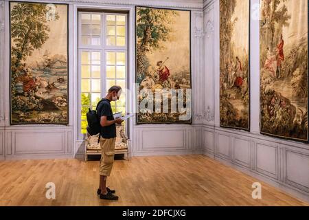 FÜHRUNG MIT MASKE DES INTERNATIONALEN TAPISSEMUSEUMS, AUBUSSON, CREUSE, FRANKREICH Stockfoto